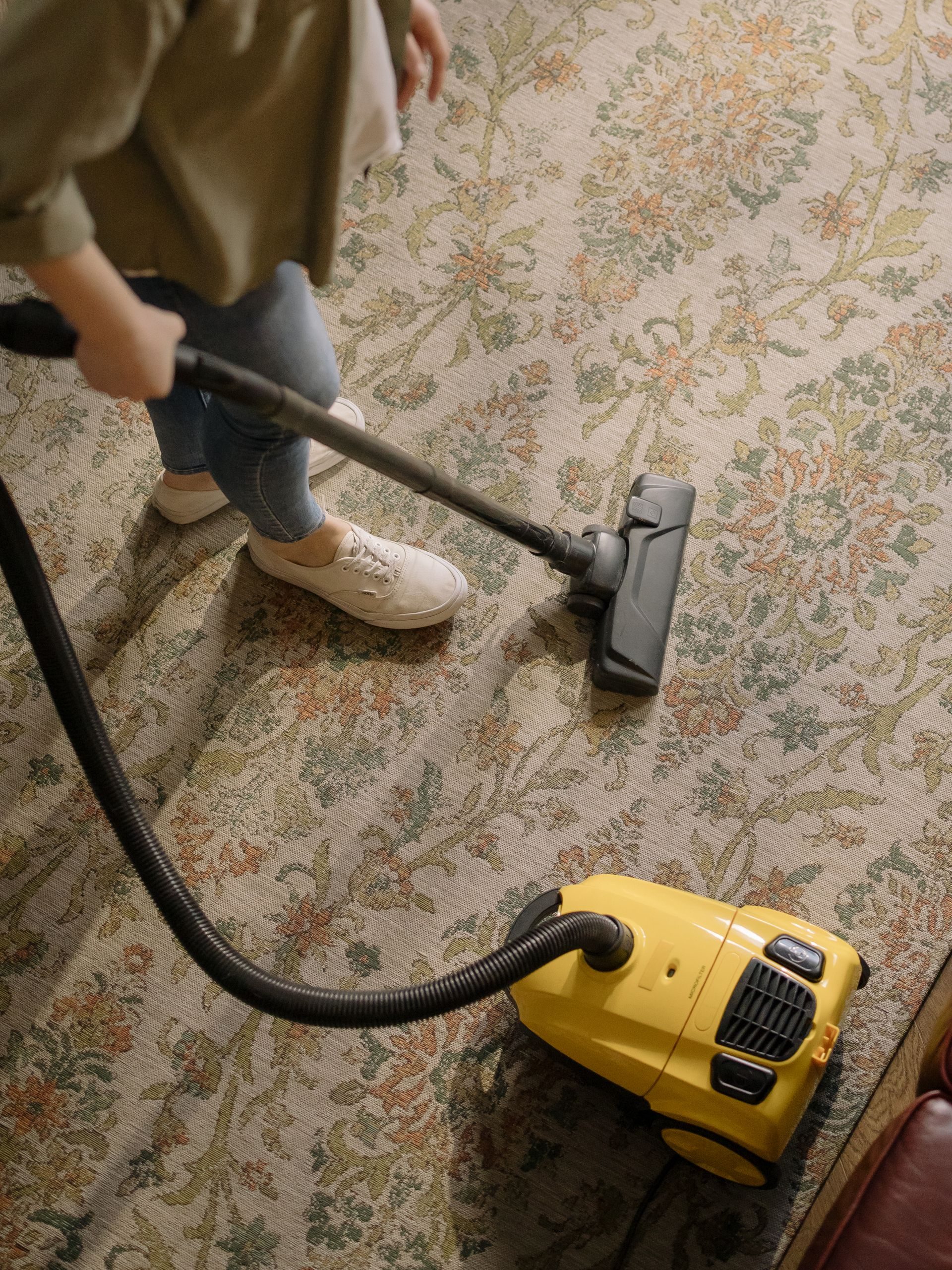 Vacuum head cleaning a patterned carpet